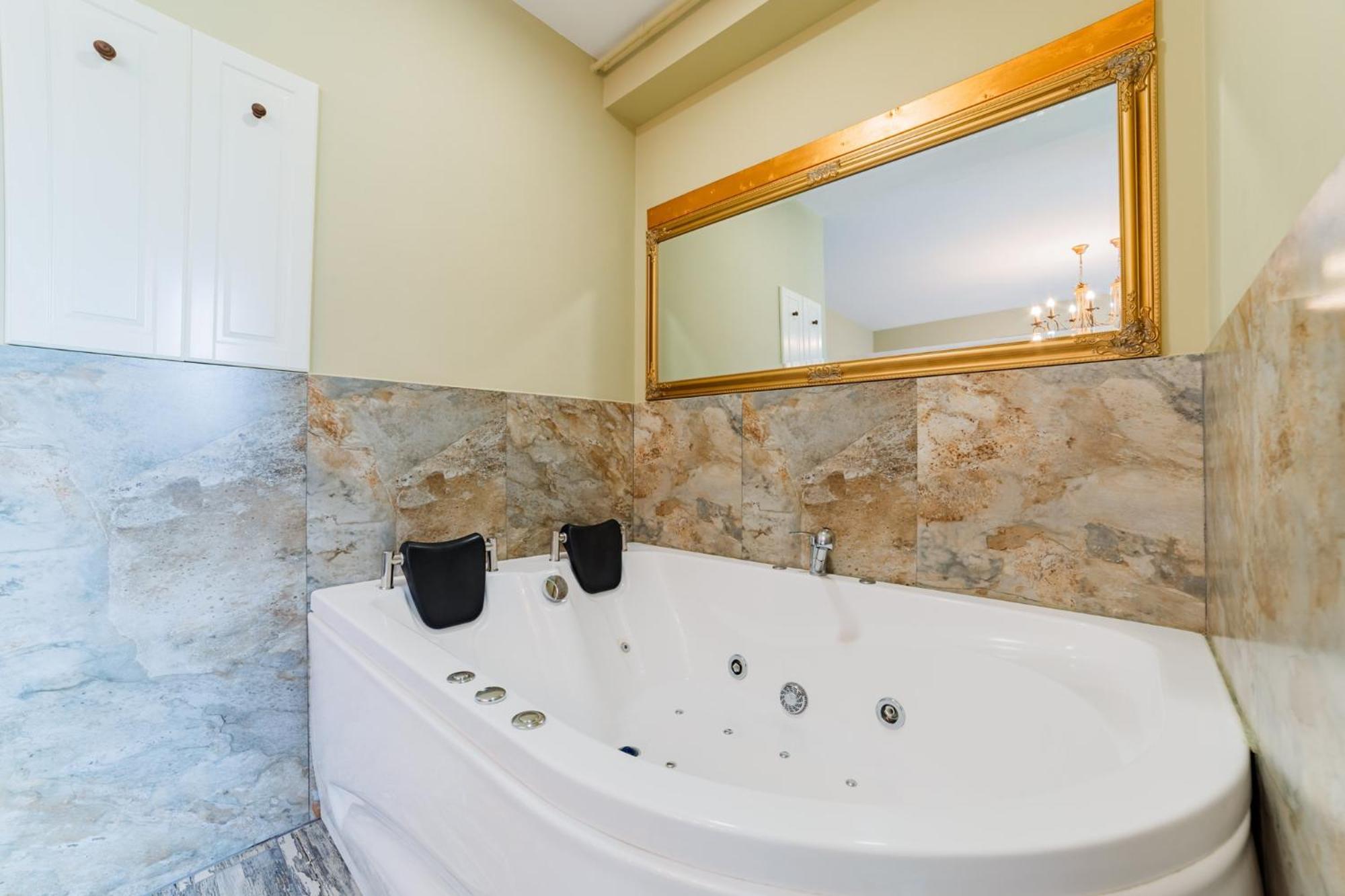 Romantic Jacuzzi Chic Apartment ซินายา ภายนอก รูปภาพ